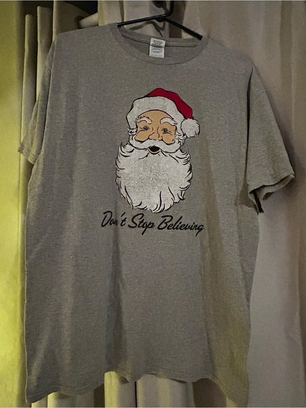 Gray 'Don't Stop Believing' Santa Graphic T-Shirt - Men's